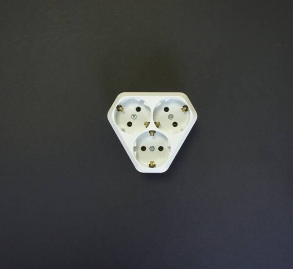 Контакт Makel вътрешен, закрит монтаж, троен, 95x85mm