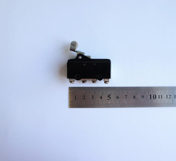 Ключ МП1107 незадържащ с рамо 10mm и ролка НО черен 660V 10A