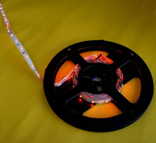 Светодиодна лента с 60 диода IP20 самозалепваща червена 12V 4,8W