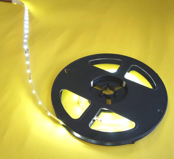 Светодиодна лента с 60 диода IP44 самозалепваща студено бяла 12V 4,8W